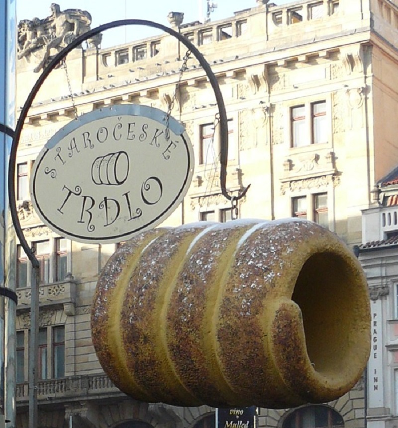 Enjoy a walk in Prague eating a good trdlo