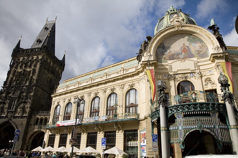 The Municipal House (Obecn Dum) is one of the most romantic spots in Prague